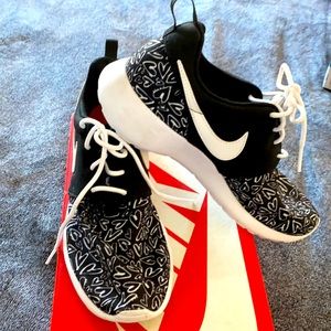 Used Nike ROSHE ONE PRINT (GS) 5Y Black White Glow